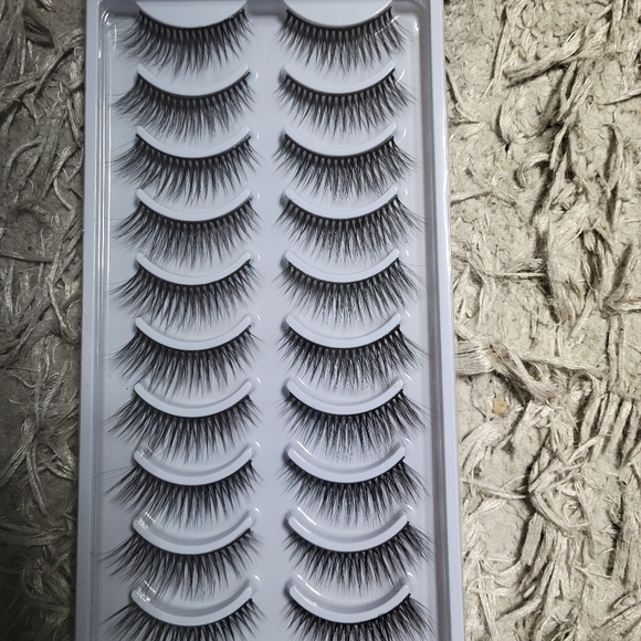 False eyelashes - Picture 1 of 5